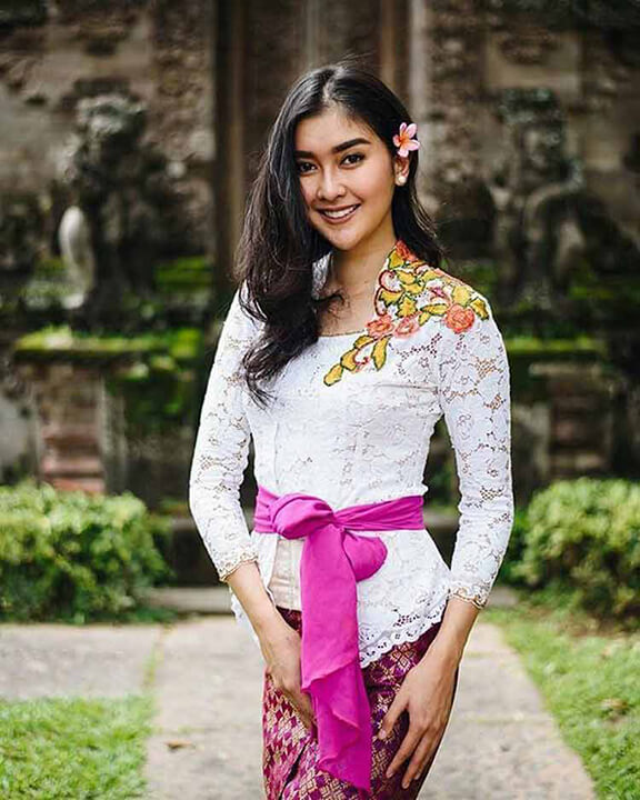 23-Brokat Kuno tapi Modern - Trend Model Jahitan Kebaya Bali Terbaru